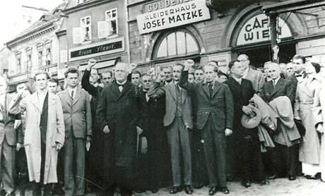 V roce 1937 vyvolal koncert Alexandrovc v st nad Labem jednu z nejvtch protifaistickch demonstrac sv doby. Zastnil se j i steck starosta Leopold Plzel a mal Ernst Neuschul (oba v prvn ad uprosted se zdvienou pst). 