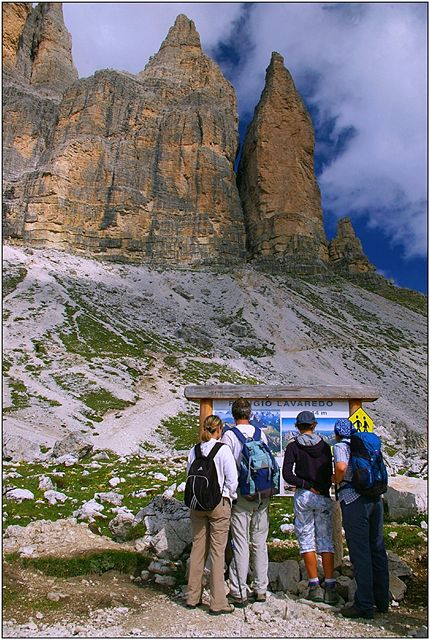 Turist na pelidnn magistrle pod Tre Cime di Lavaredo