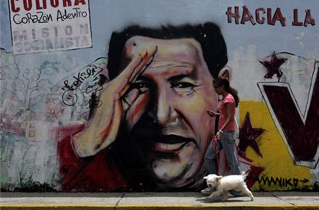 Grafitti s venezuelskm prezidentem Hugo Chvezem v Caracasu. Nedln parlamentn volby podle oficilnch informac vyhrla jeho strana (24. z 2010)
