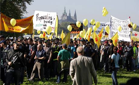 Demonstrace odbor proti vldnm krtm na prask Letn. (21. z 2010)