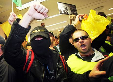 Demonstranti ve vstupn hale ministerstva vnitra v Praze. (21. z 2010)