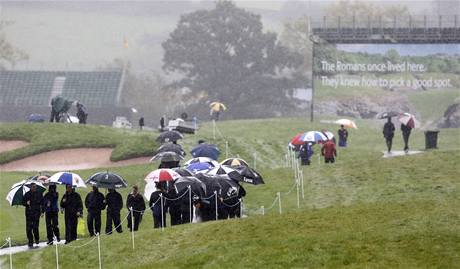 Druh trninkov den na Ryder Cup 2010 poznamenal d隝 - divci.