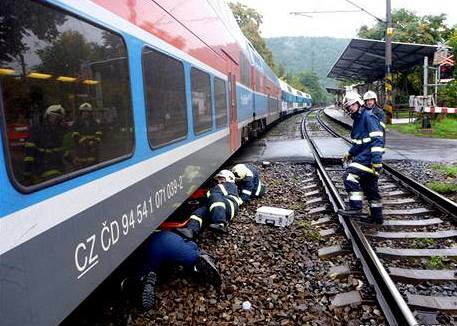 Osobní vlak ze áru nad Sázavou do Havlíkova Brodu srazil v kolejiti lovka. Ilustraní foto