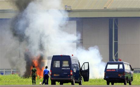 Pi leteck show v indonskm Badung spadl jednomotorov stroj a okamit vzpll (24. z 2010)