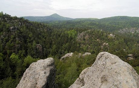 Luick hory. Pohled na Lu a skaln msto Jonsdorfer Felsenstadt