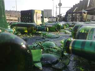 Z nákladního auta se vysypaly láhve s pivem, které komplikují dopravu. Ilustraní foto