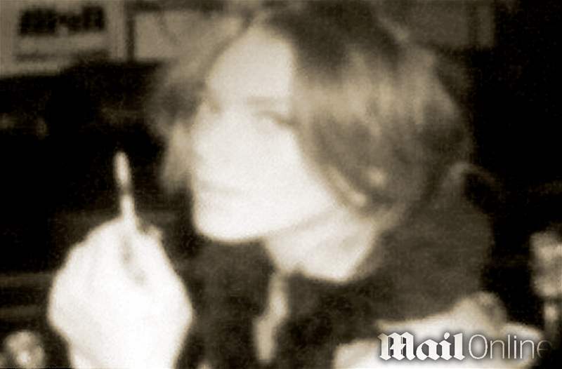 Na snímcích z roku 2007 si americká hereka Lindsey Lohanová aplikuje heroin.