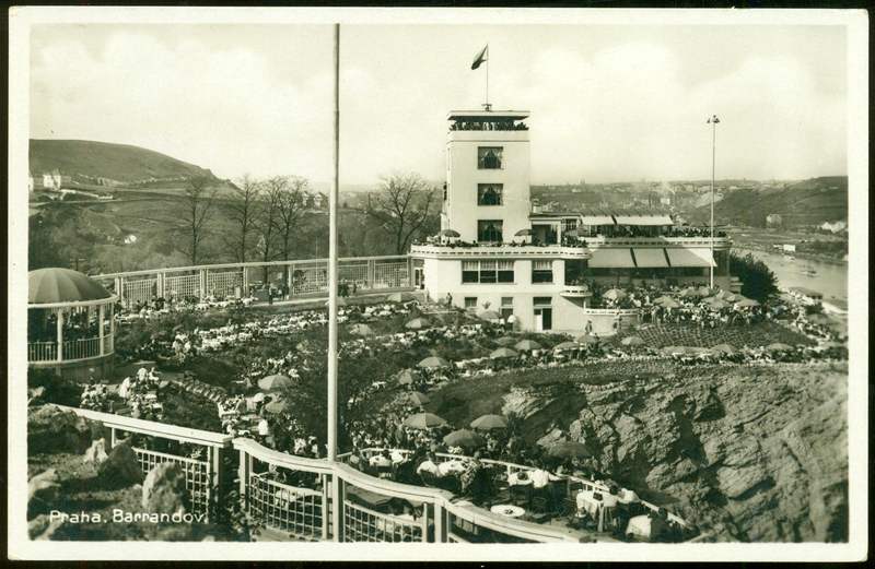 Zahradní restaurace Nebozízek na pohlednici vydané kolem roku 1930.