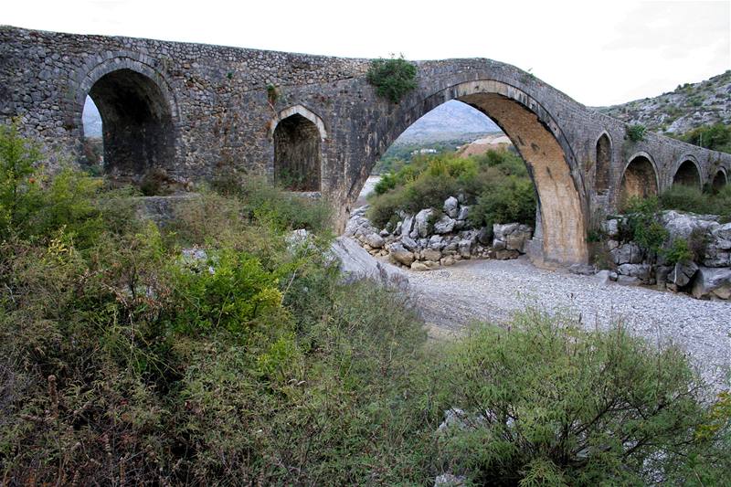 Albánie, elegantní kivky Mesského mostu poblí obce Mes