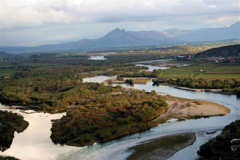 Neregulovaným korytem se vody Buny ubírají od msta Shkodër k Jadranu