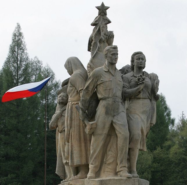 Pomník v Javoíku, který se z pipomínky tragédie stal spíe symbolem reimu.