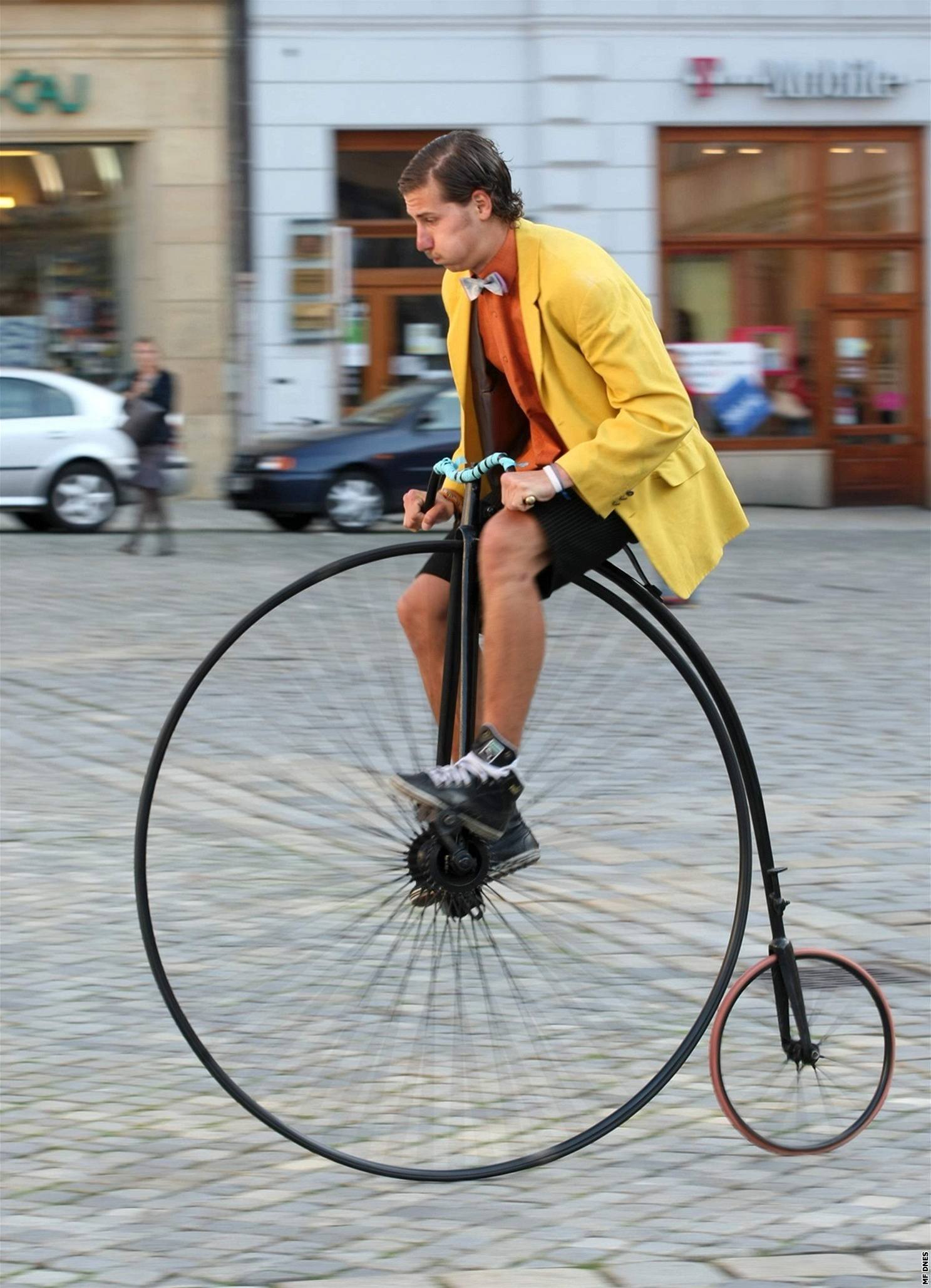 Na olomouckém Horním námstí se mohli zájemci v rámci oslav Evropského dne bez aut svést na historickém velocipedu.