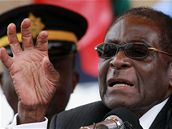 Robert Mugabe hovo k truchlcm na pohbu sv sestry Sabriny. Ped nedvnem sm vyvracel informace, e je tce nemocn. (1. srpna 2010)