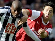 Samir Nasri z Arsenalu (vpravo) bojuje o m s Youssufem Mulumbou z West Bromwich Albionu