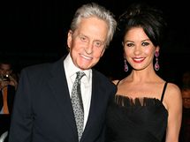 Michael Douglas a jeho manelka Catherine Zeta-Jonesov na premie filmu Wall Street: Penze nikdy nesp