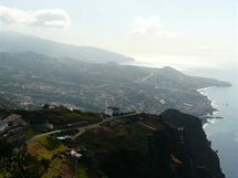 POHLED VLEVO. Tmhle smrem od tesu Cabo Girao le rybsk msteko Camara de Lobos a metropole Funchal