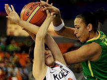 Korejsk basketbalista Kimov (vlevo) a Brazilka Erika v souboji o m.