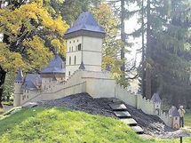 Maketa hradu Karltejn v parku Boheminium v Marinskch Lznch