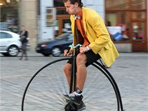 Na olomouckém Horním náměstí se mohli zájemci v rámci oslav Evropského dne bez aut svést na historickém velocipedu. Na olomouckém Horním náměstí se mohli zájemci v rámci oslav Evropského dne bez aut svést na historickém velocipedu.