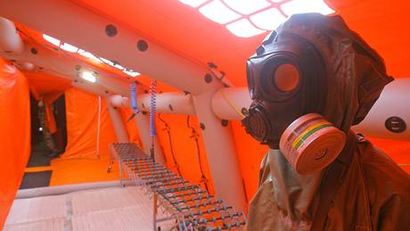 Pi dvoudenním cviení nacviovali záchranái na letiti v Bechyni dekontaminaci lidí zasaených radiací pi simulované nehod v jaderné elektrárn Temelín