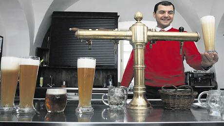 Minipivovar v Ostrav-Zábehu pichází asto s pivními novinkami. Na snímku manaer Radovan Koudelka.