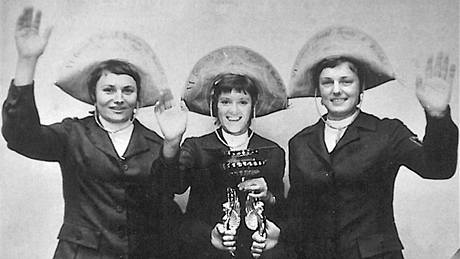 Milena Jindrová (vlevo) s pohárem za druhé místo z MS v brazilském Sao Paulu 1971.