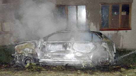 Zcela zničený vůz Škoda Fabia, který začal hořet poté, co jeho rozpálený výfuk pod ním zapálil trávu. Zcela zničený vůz Škoda Fabia, který začal hořet poté, co jeho rozpálený výfuk pod ním zapálil trávu.