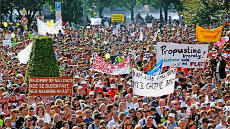 Demonstrace odborá proti vládním krtm na Palachov námstí v Praze. (21. záí 2010)