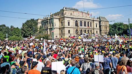 Demonstrace odborá proti vládním krtm na Palachov námstí v Praze. (21. záí 2010)