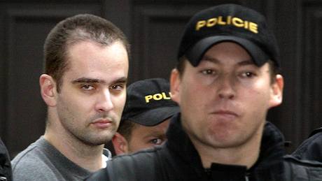 Policejn eskorta piv takzvanho lesnho vraha Viktora Kalivodu k soudu. (21. jna 2005)