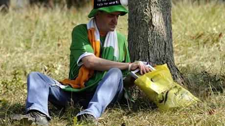 Zklamaný irský fanoušek evropského rydercupového týmu. Zklamaný irský fanoušek evropského rydercupového týmu.