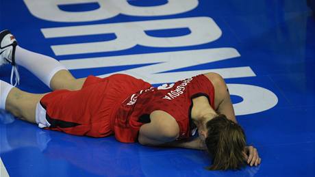 Ilona Burgrová po faulu panlských basketbalistek.