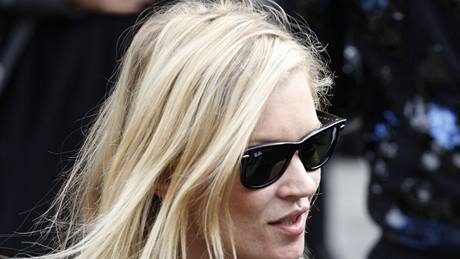 Kate Mossová pi vzpomínce na návrháe McQueena odhalila dekolt