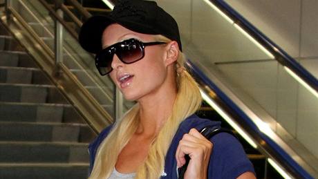 Paris Hiltonová musela strávit noc na japonském letiti