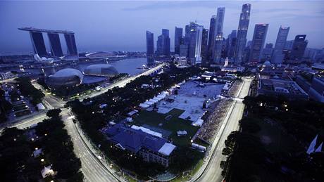 Osvtlený okruh, na nm se jezdí Velká cena Singapuru formule 1. 
