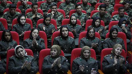 Nové píslunice afghánské armády skládají slavnostní písahu (23. záí 2010)