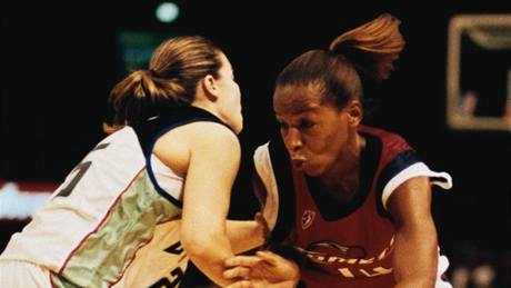 Cynthia Cooperová (vpravo) v dresu Houston Comets