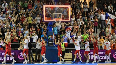 eské basketbalistky slaví výhru nad Japonskem s diváky