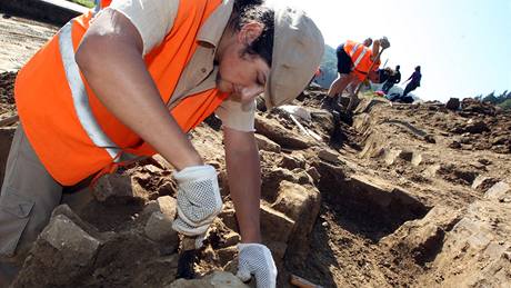 Archeologové zkoumají základy slavné zájezdní krmy Zavadilka v Bezolupech na Zlínsku.