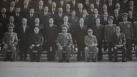 Neju veden Korejsk strany prce na snmku listu Rodong Sinmun. Kim ong-un v prvn ad druh zleva