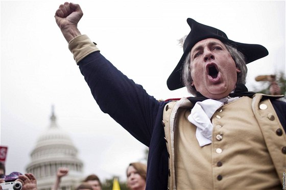 Mu obleený jako George Washington skanduje na protestním shromádní Tea Party ped Capitolem v metropoli USA (12. záí 2010)