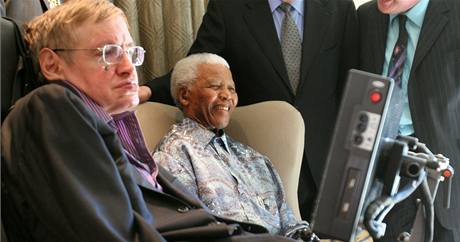 Ve spolenosti mocnch je jako doma. Stephen Hawking a Nelson Mandela