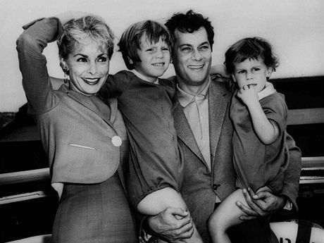 Tony Curtis s manelkou  Janet Leighovou a dcerami Kelly a Jamie