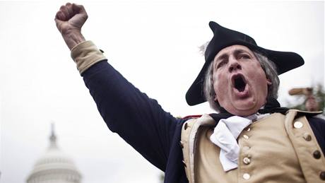 Muž oblečený jako George Washington skanduje na protestním shromáždění Tea Party před Capitolem v metropoli USA (12. září 2010) Muž oblečený jako George Washington skanduje na protestním shromáždění Tea Party před Capitolem v metropoli USA (12. září 2010)