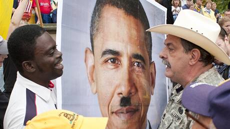 Tea Party provázejí od poátku vzniku rzné kontroverze. Na snímku píznivci hnutí pi protestní akci ve Washingtonu (12. záí 2010)