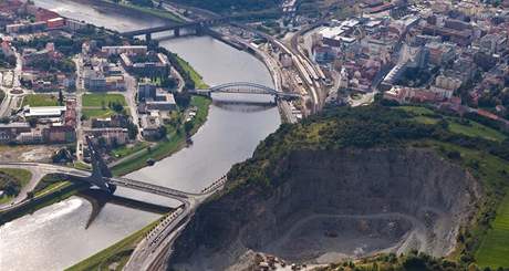 Jednou z otázek, na které bude muset Ústí nad Labem do budoucna najít odpov, je budoucí vyuití obího kráteru po kamenolomu v Mariánské skále.