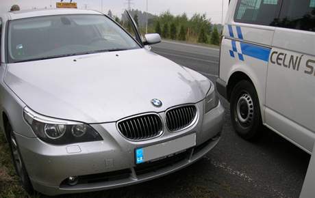 V luxusním BMW nali celníci marihuanu za 700 tisíc korun