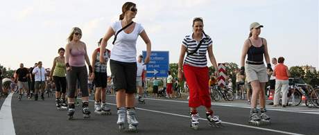 Nový silniní obchvat Moravských Budjovic si jet ped idii uijí bruslai a cyklisté. Ilustraní foto