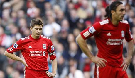 NEDA SE. Zklaman Steven Gerrard (vlevo) a Sotirios Kyrgiakos po domc porce s Blackpoolem