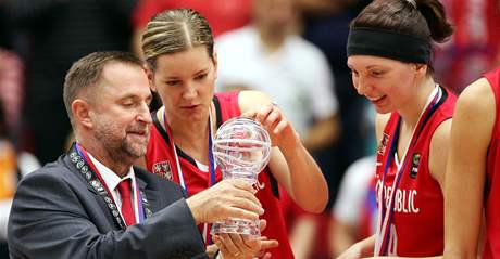 eské basketbalistky se radují ze stíbrných medailí s trenérem Luborem Blakem